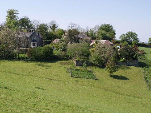 Chillaton House The house and its outbuildings stands in a commanding position on a steep hillside. Picture taken from a bank beside a green lane which drops to the village of Chillaton.