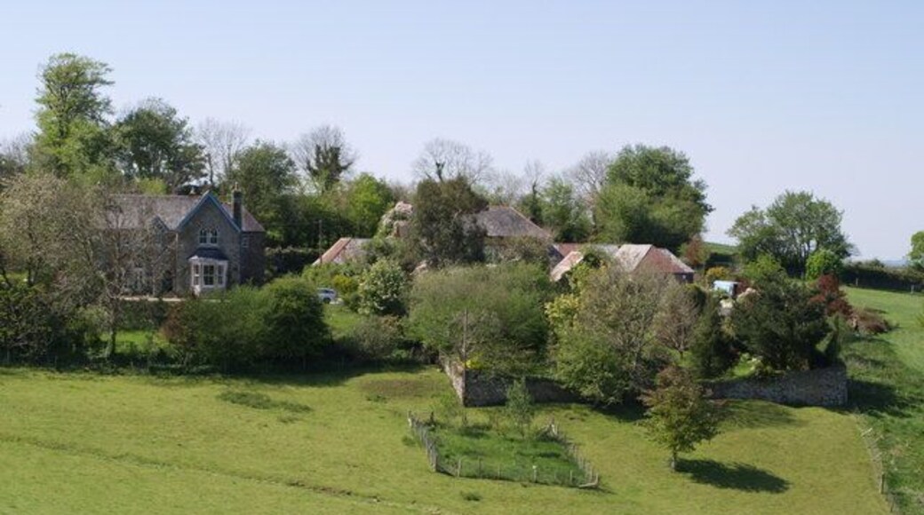 Chillaton House The house and its outbuildings stands in a commanding position on a steep hillside. Picture taken from a bank beside a green lane which drops to the village of Chillaton.