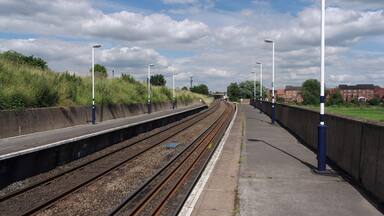 Looking east along the platforms at Retford (low level) railway station.