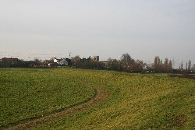 Church Laneham. Looking north along the Trent flood bank towards Church Laneham