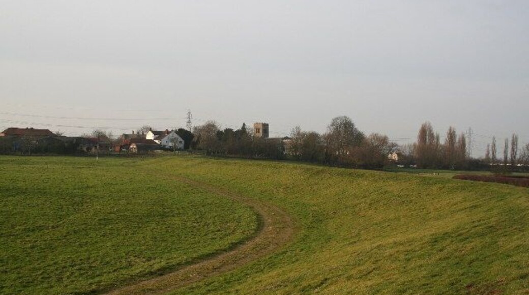 Church Laneham. Looking north along the Trent flood bank towards Church Laneham