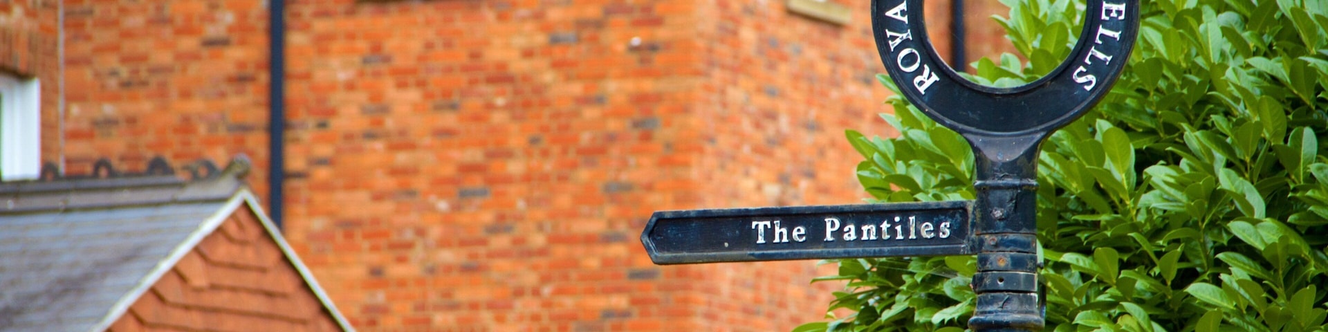 Royal Tunbridge Wells showing signage