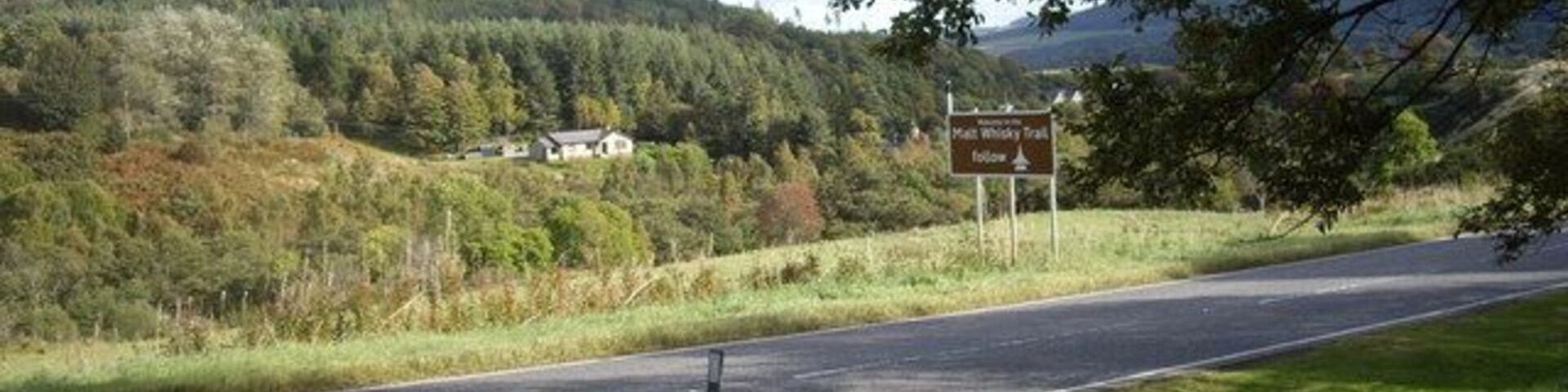 Carretera con un cartel que indica el sendero Hall Whitley.