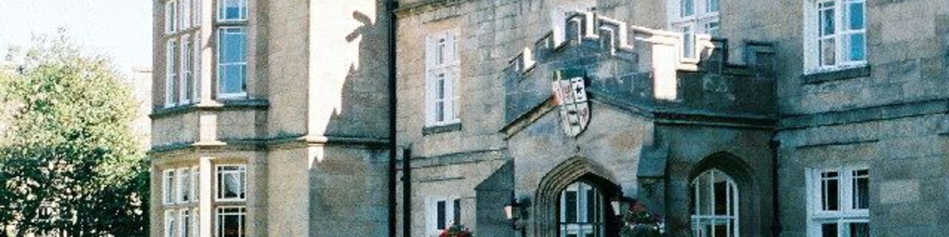 Dunkenhalgh Hotel, nr Rishton. Former Elizabethan mansion in 16 acres gardens and woodland. Was owned by Petre family. Much altered in 19thC. Name possibly derived from Scottish raider Duncan??