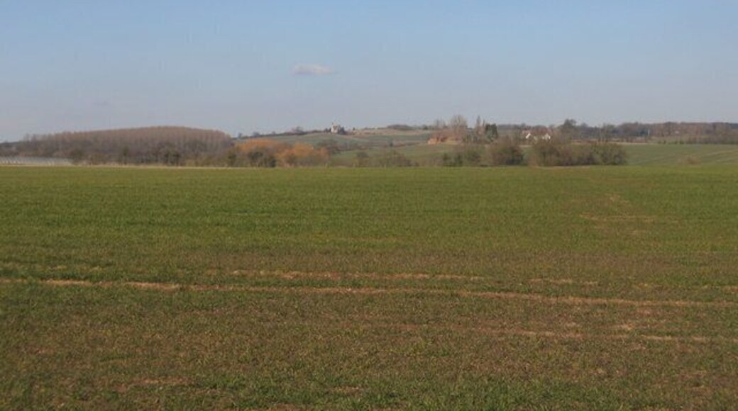 View from Cock Bevington. This square is largely open farmland as seen in this view looking NNE from the lane to Bevington Waste. Just to the right of centre the white gables of the house at Wood Bevington 131776 can be seen, and in the distance slightly to the left is Weethley Church 7922