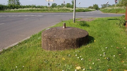 Home Guard memorial at Bretforton This is the base of a WW2 spigot mortar (an anti-tank weapon supplied to the Home Guard). The inscription on the memorial which stands near the crossroads on Stoneford Lane reads "Gun mounting erected for the Home Guard in defence of our village 1939-1945".