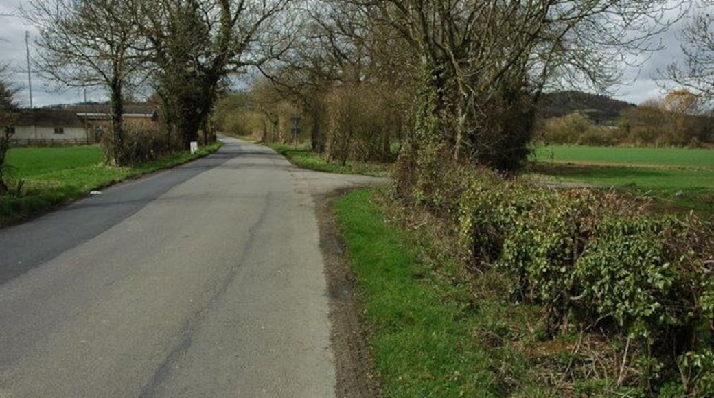 Station Road, Ashton under Hill Station Road to Ashton under Hill crosses the course of the former Ashchurch to Evesham railway line, hence its name.