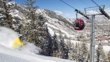 Snowmass johon kuuluu gondoli, lunta ja hiihto