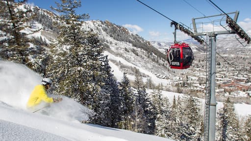 Snowmass showing a gondola, snow and snow skiing