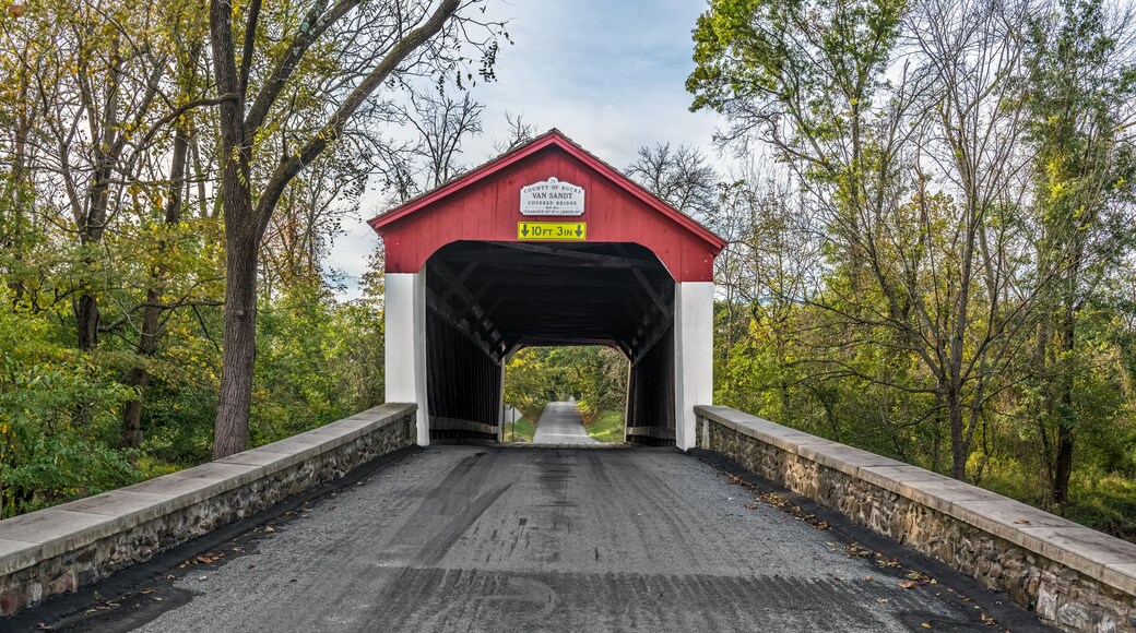 Un pont couvert sur lequel est apposée une plaque indiquant qu’il s’agit du 73e pont couvert du comté de Van Sant.