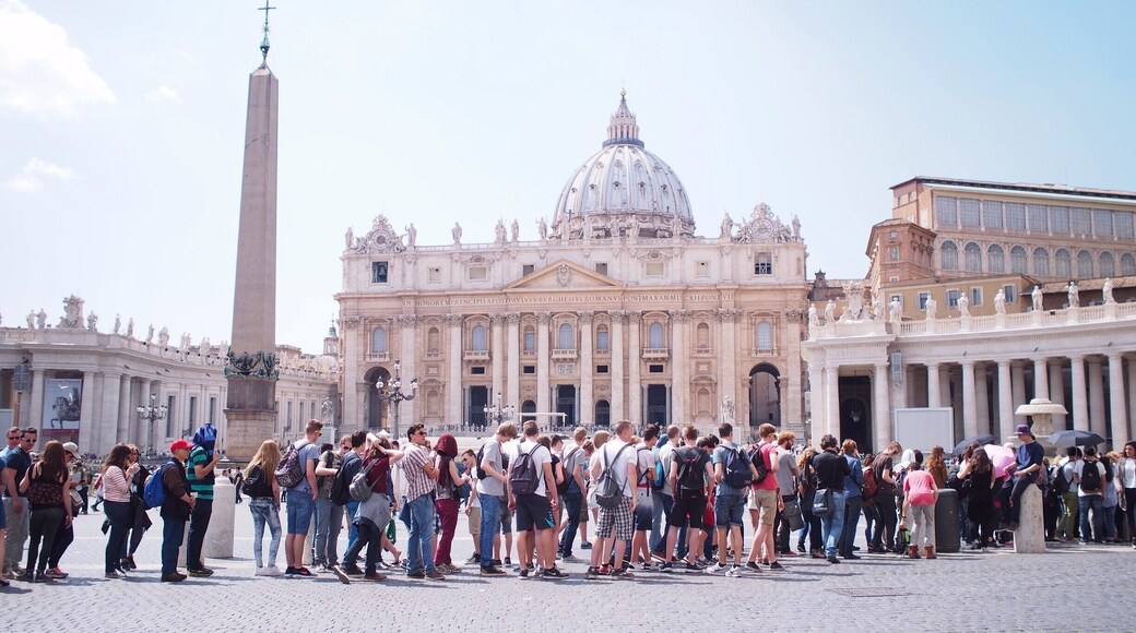 If you're thinking about visiting St Peter's Basilica, and want to avoid queues like this, be early! Even if the basilica can hold up to 20000 people, the two safety check machines can not. I believed that if I go late, around 5pm there will be no more queues - I was wrong and missed the basilica.