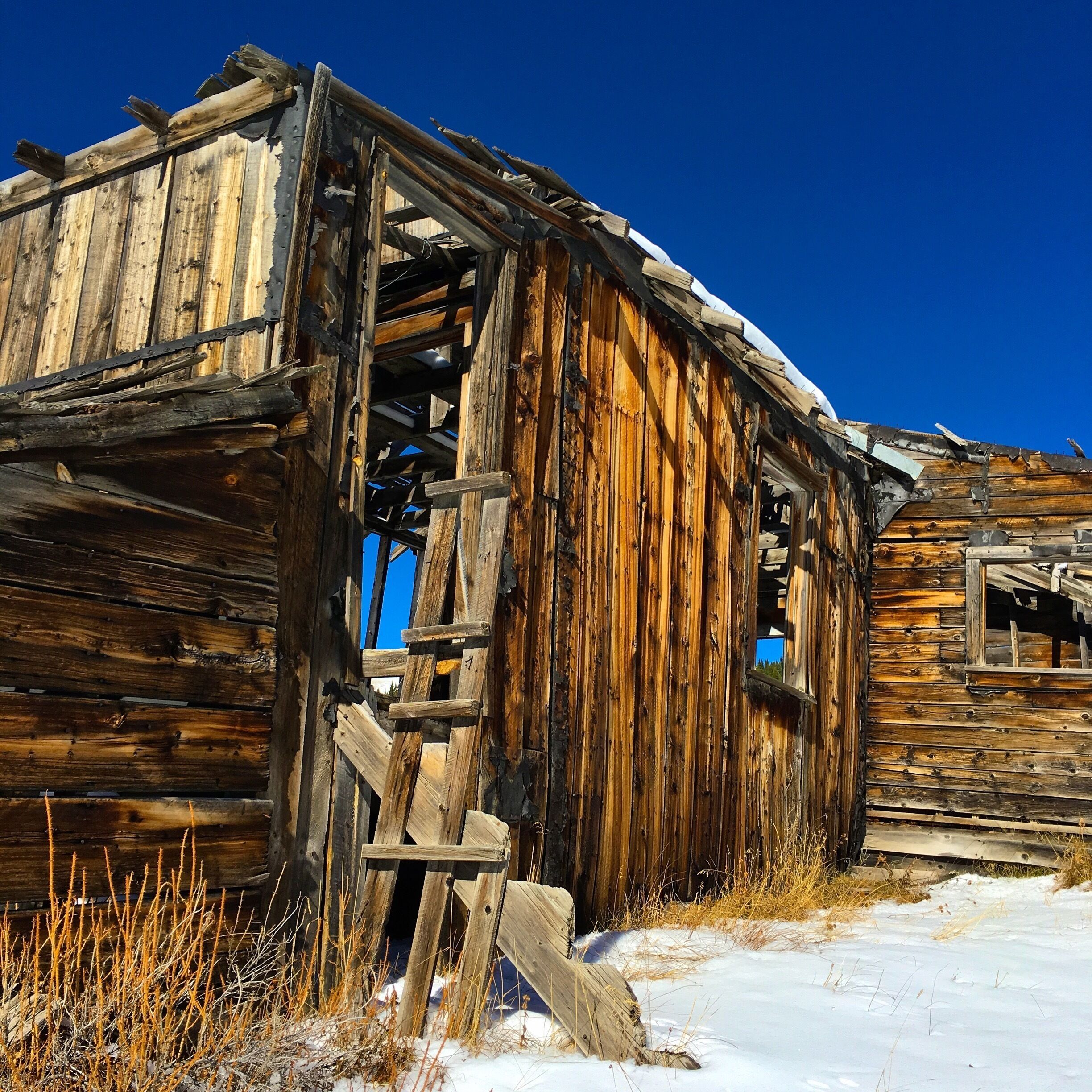 Summitville was an old mining town high in the SanJuan mountains. More than a quarter million Troy ounces of gold was mined here between 1873-1959. Now an EPA superfund site due to the chemicals leaching into the surrounding area. Mining has been stopped but very cool to go up to Summitville at an altitude of about 11,500 ft and walk around the old wooden structures left by the inhabitants. In 1885 there were up to 250 mining claims at this site.  #winterwonders 