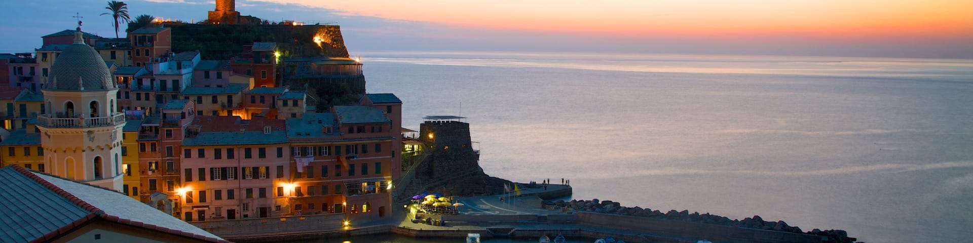 ベルナッツァ どの含み 湾岸あるいはハーバー, 海岸沿いの町 と 夕焼け