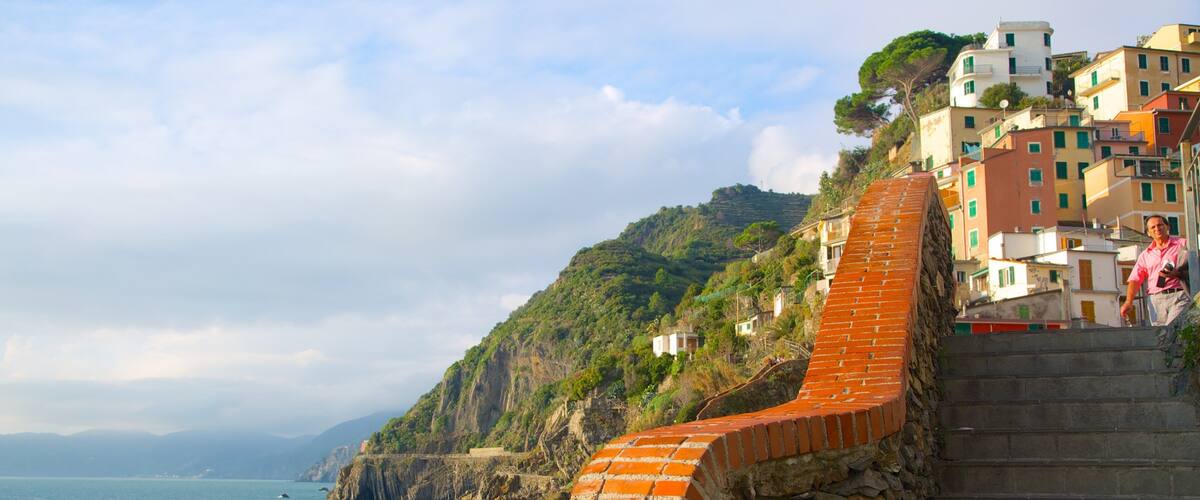 Riomaggiore which includes a coastal town and general coastal views