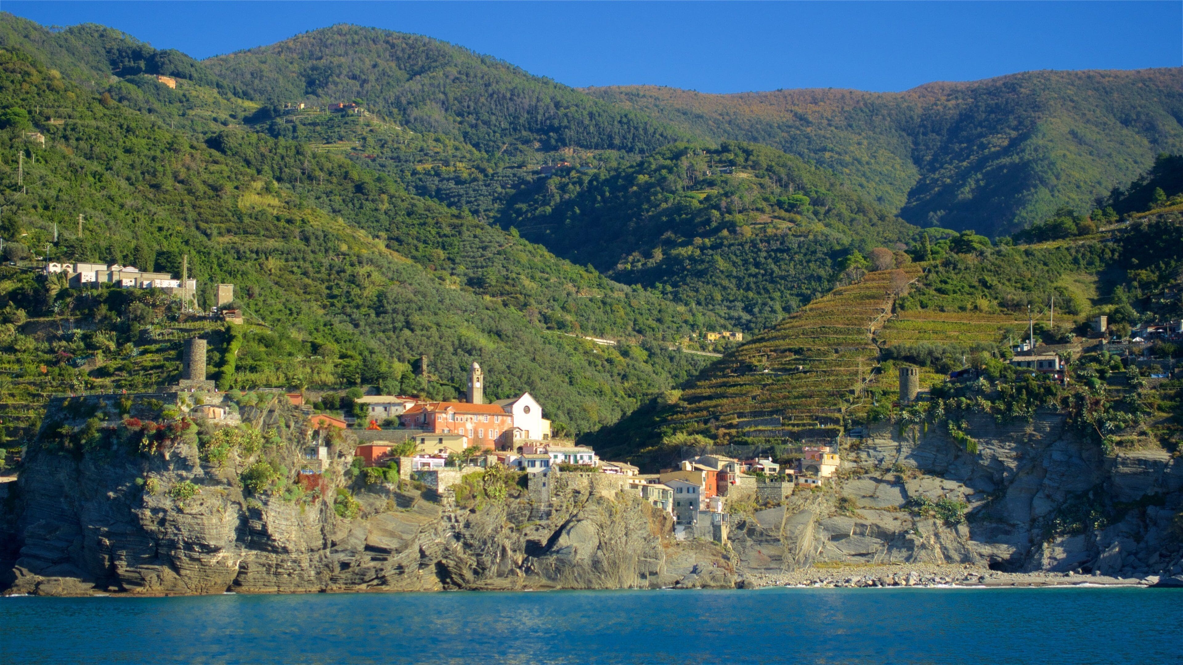 Corniglia ofreciendo una bahía o puerto, una ciudad costera y costa rocosa