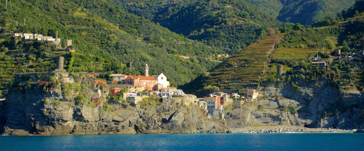 Corniglia mettant en vedette côte escarpée, montagnes et ville côtière