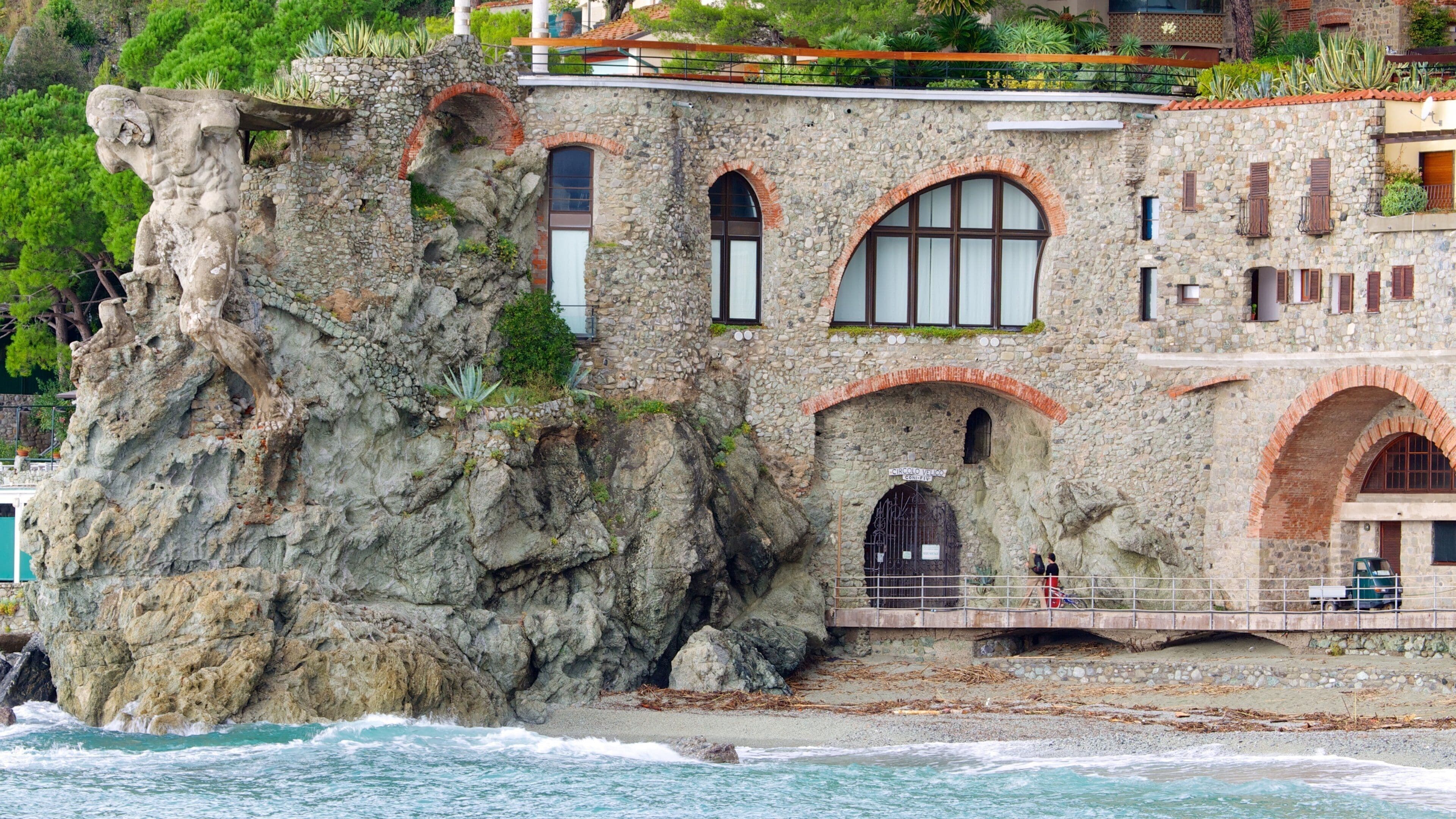 Monterosso al Mare featuring rocky coastline, heritage architecture and a coastal town