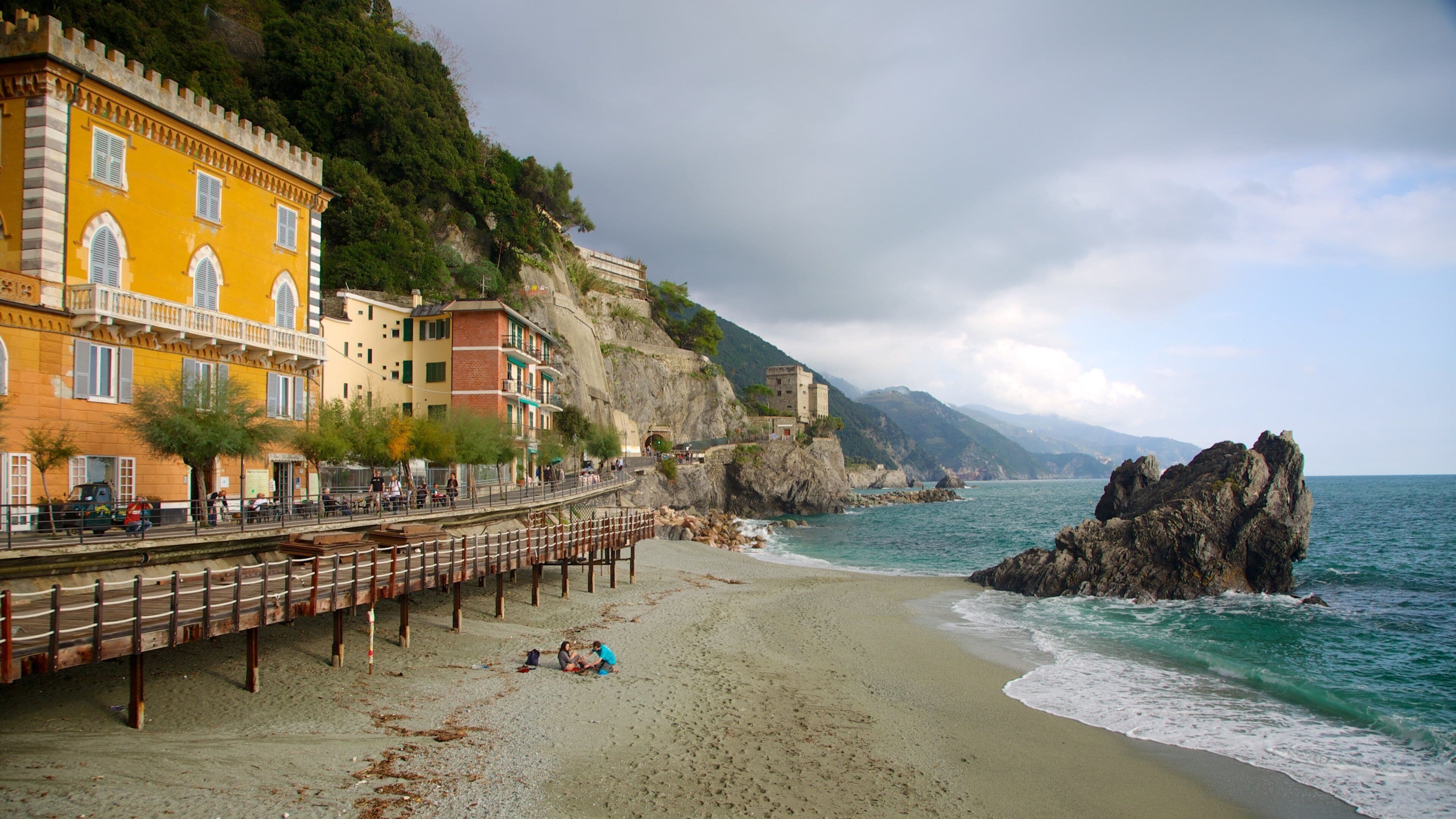 Monterosso al Mare ofreciendo vistas generales de la costa, una playa de arena y una ciudad costera