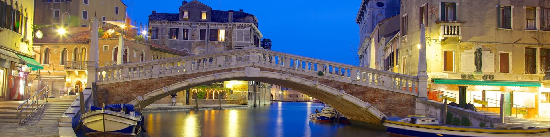 Venedig das einen Fluss oder Bach, bei Nacht und Brücke
