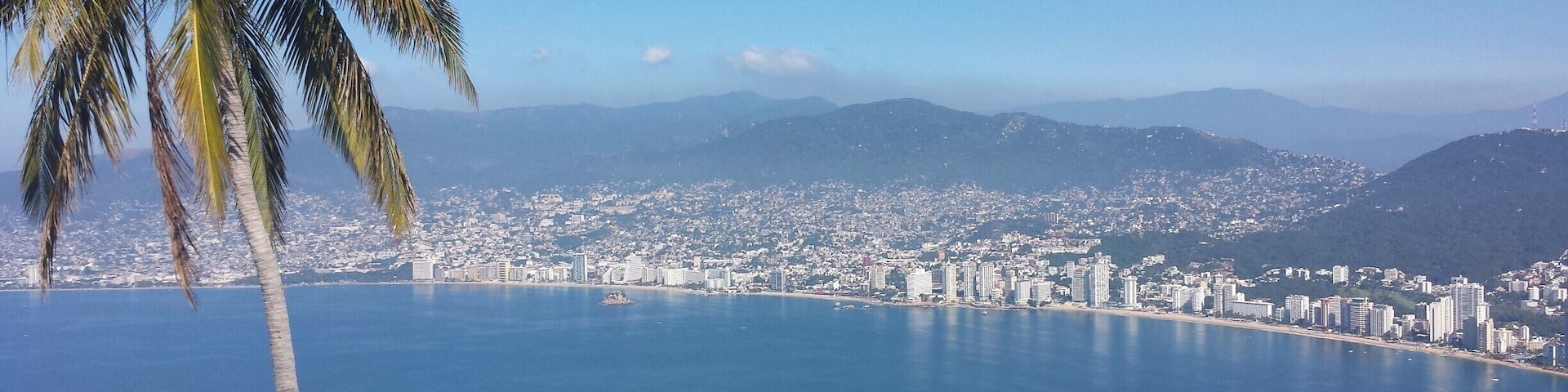 Just up the street from Julio Iglesias' house you can capture this amazing view into Acapulco.