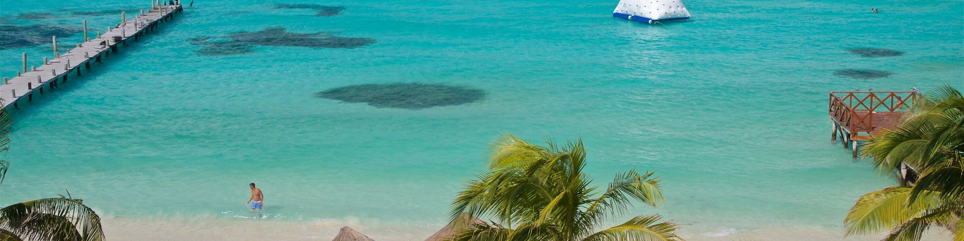 Cancún ofreciendo vista panorámica, una playa y vista general a la costa