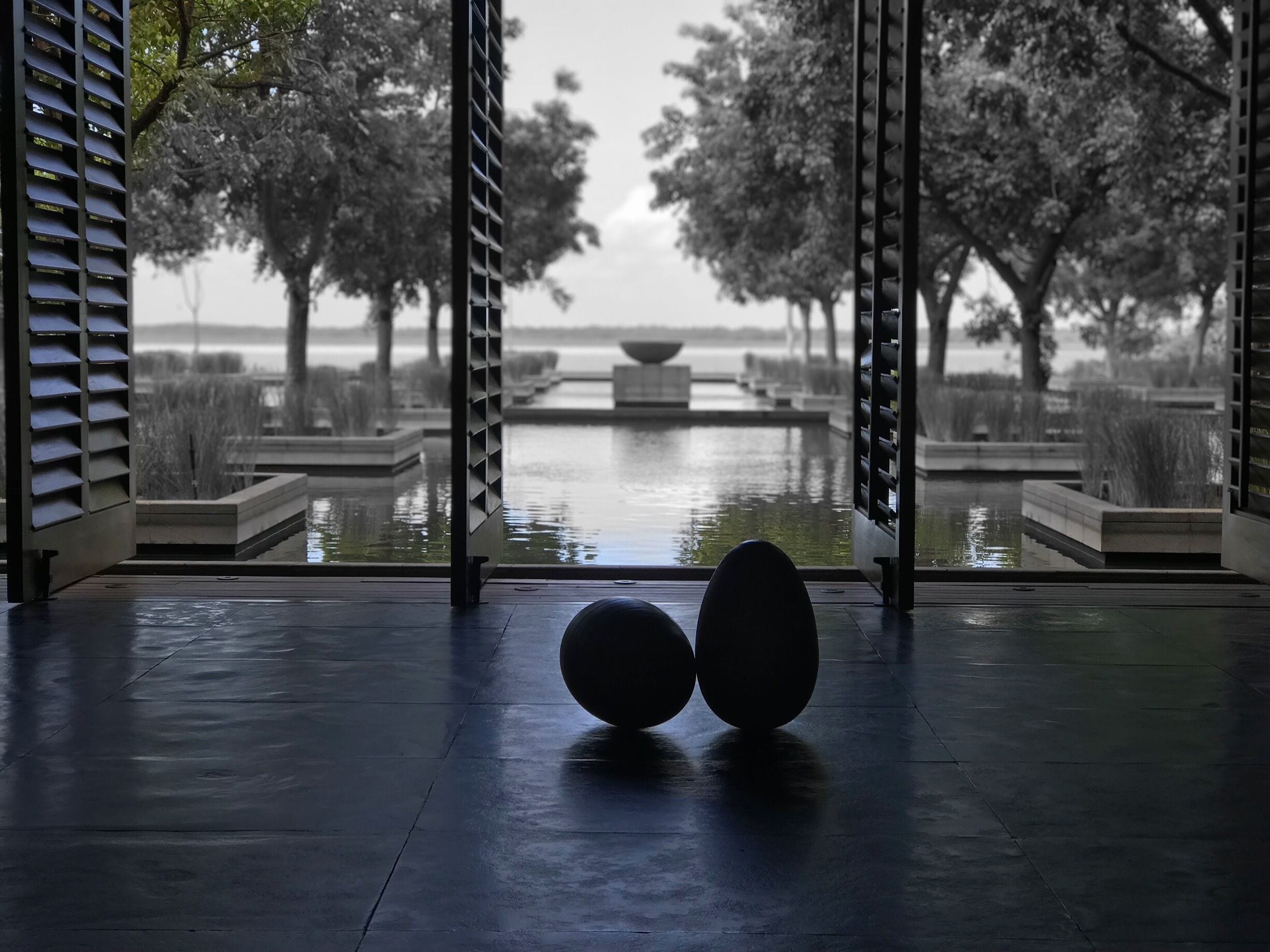El lobby del hotel Nizuc, esas grandes puertas con vista al Mar Caribe hacen que te sientas con mucha paz