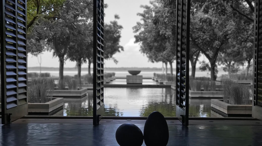 El lobby del hotel Nizuc, esas grandes puertas con vista al Mar Caribe hacen que te sientas con mucha paz