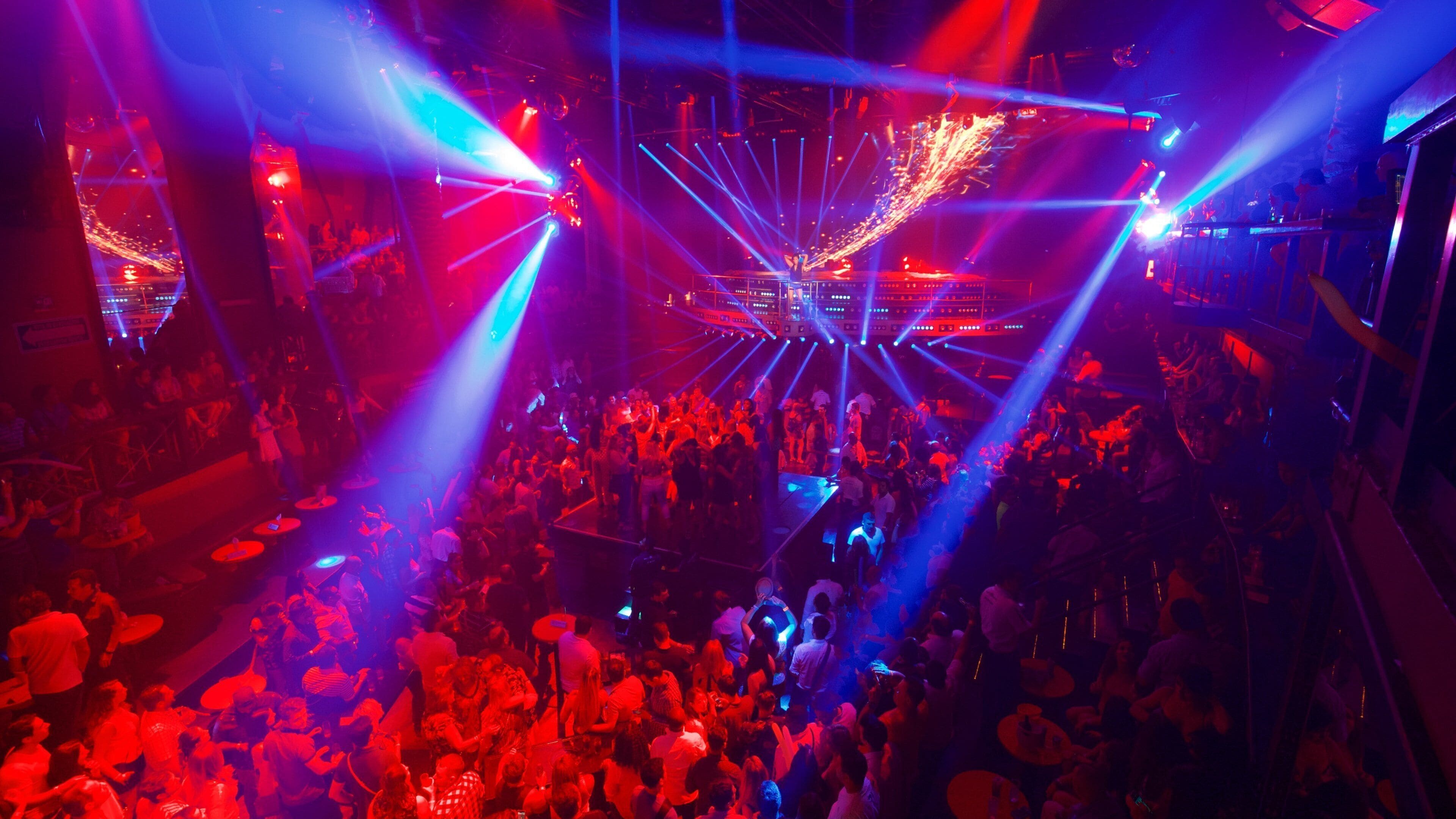 Cancun showing nightlife and interior views as well as a large group of people