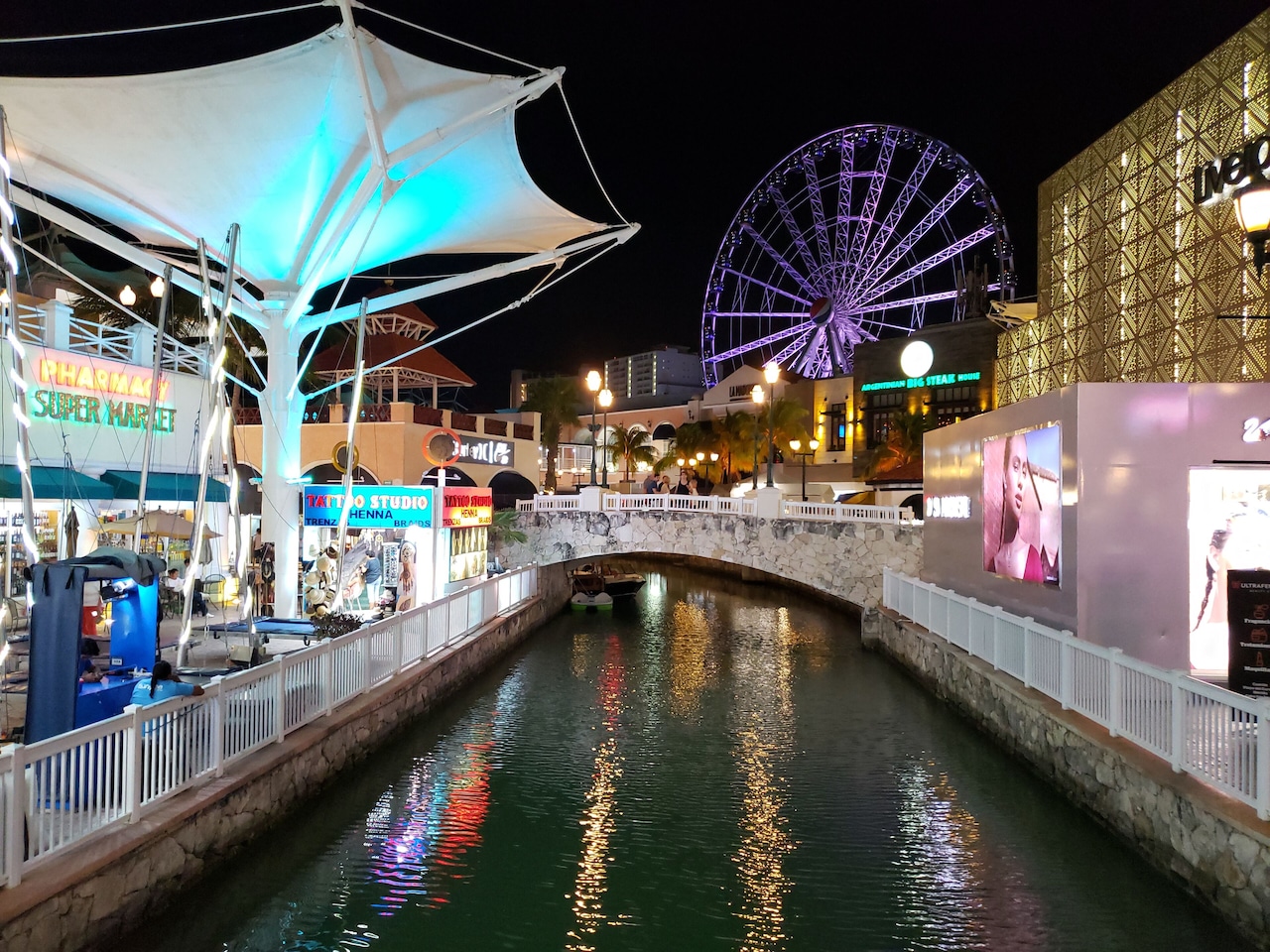 La Isla shopping mall! Has some great attractions with a wide range of places to eat!