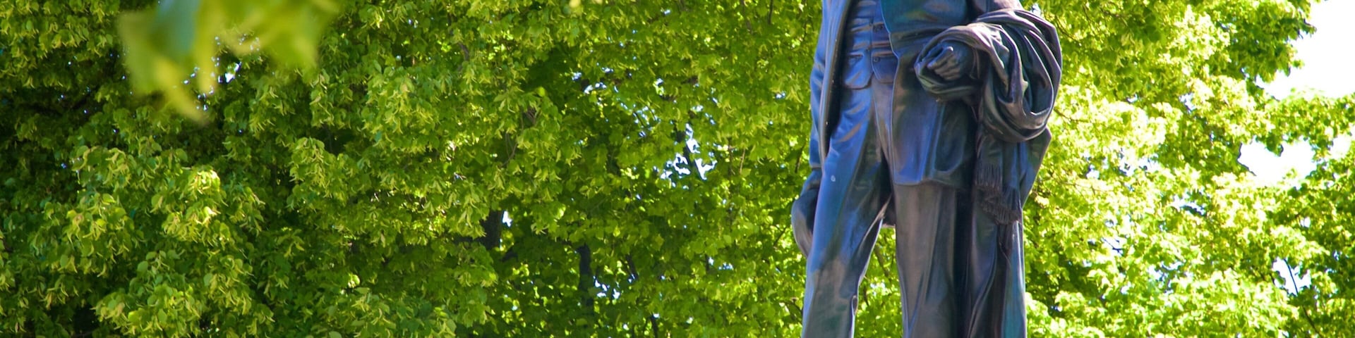 Christchurch showing a statue or sculpture