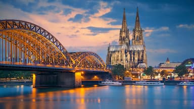 Un puente, una catedral y barcos en un río.