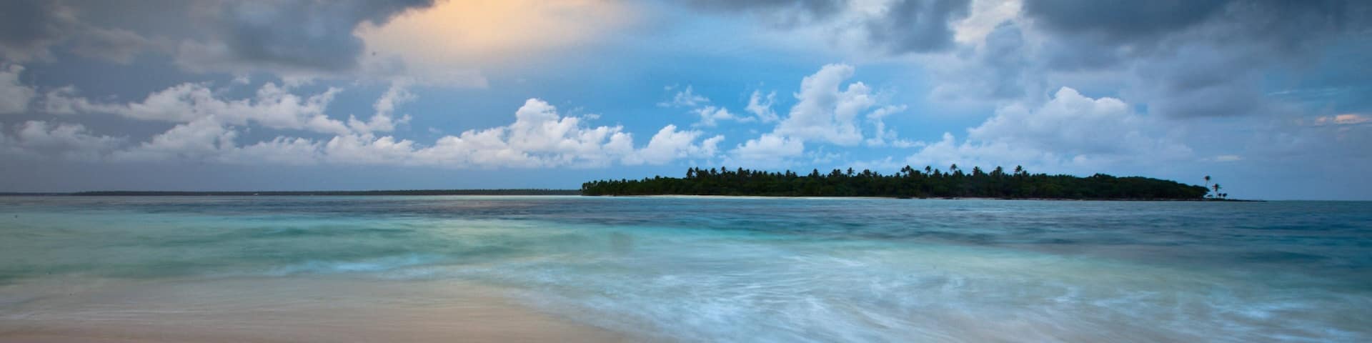 Tonga ofreciendo una playa y vistas de una costa