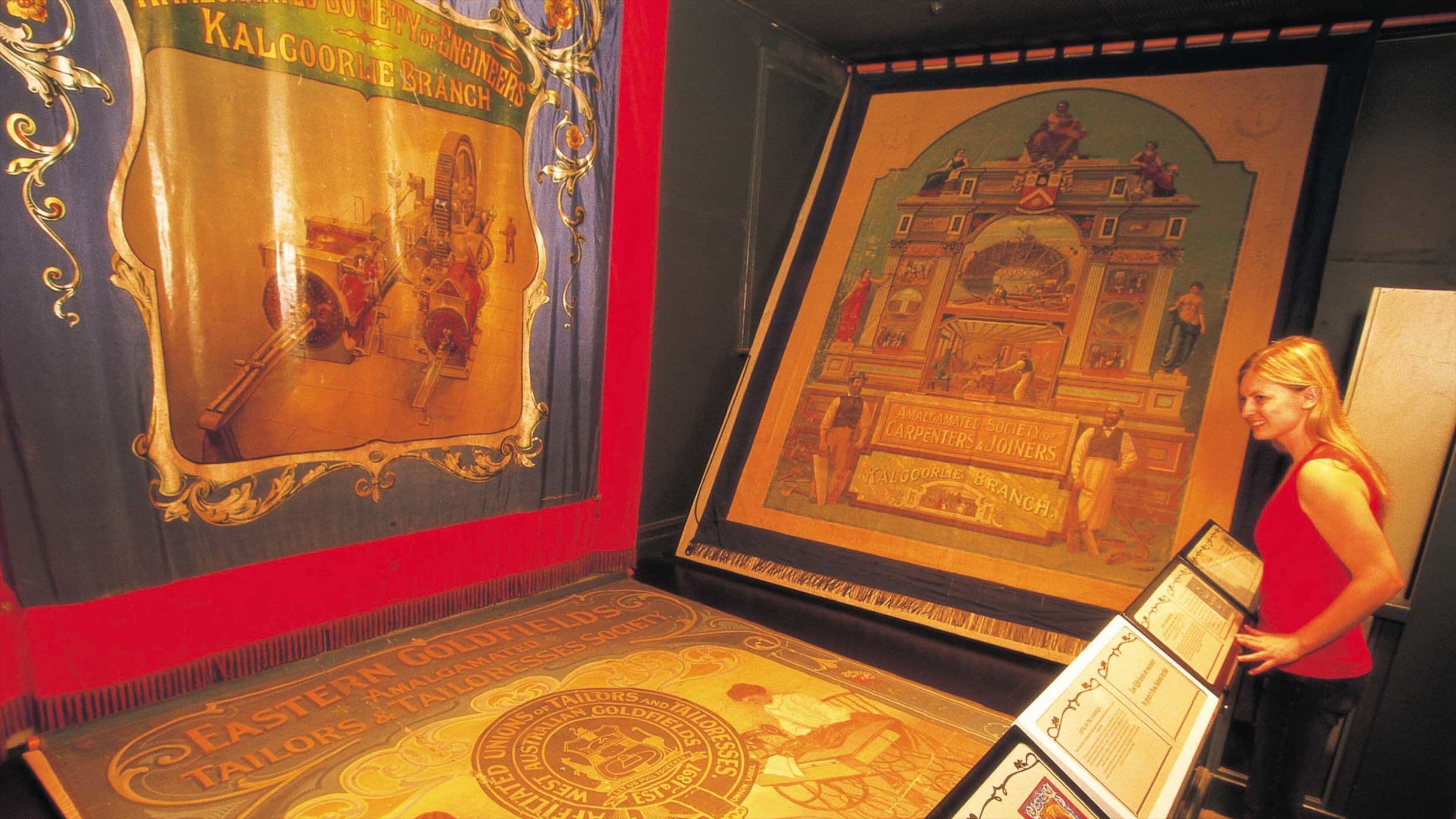 Kalgoorlie - Boulder ofreciendo vistas interiores y también una mujer