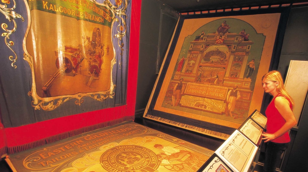 Kalgoorlie - Boulder ofreciendo vistas interiores y también una mujer