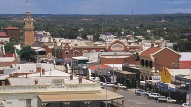 Kalgoorlie - Boulder que incluye escenas urbanas, señalización y una ciudad