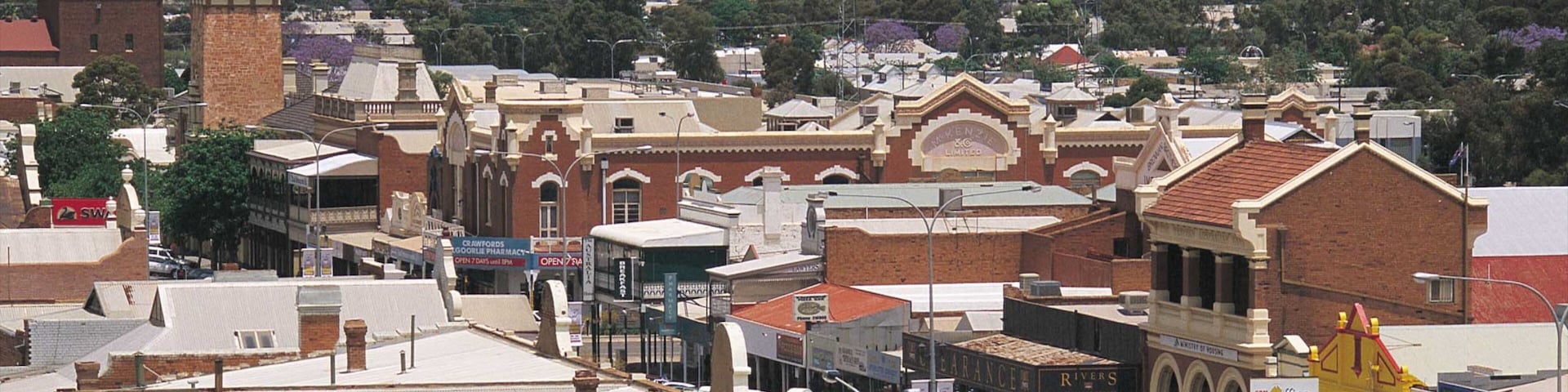 Kalgoorlie - Boulder mostrando cenas de rua, sinalização e uma cidade