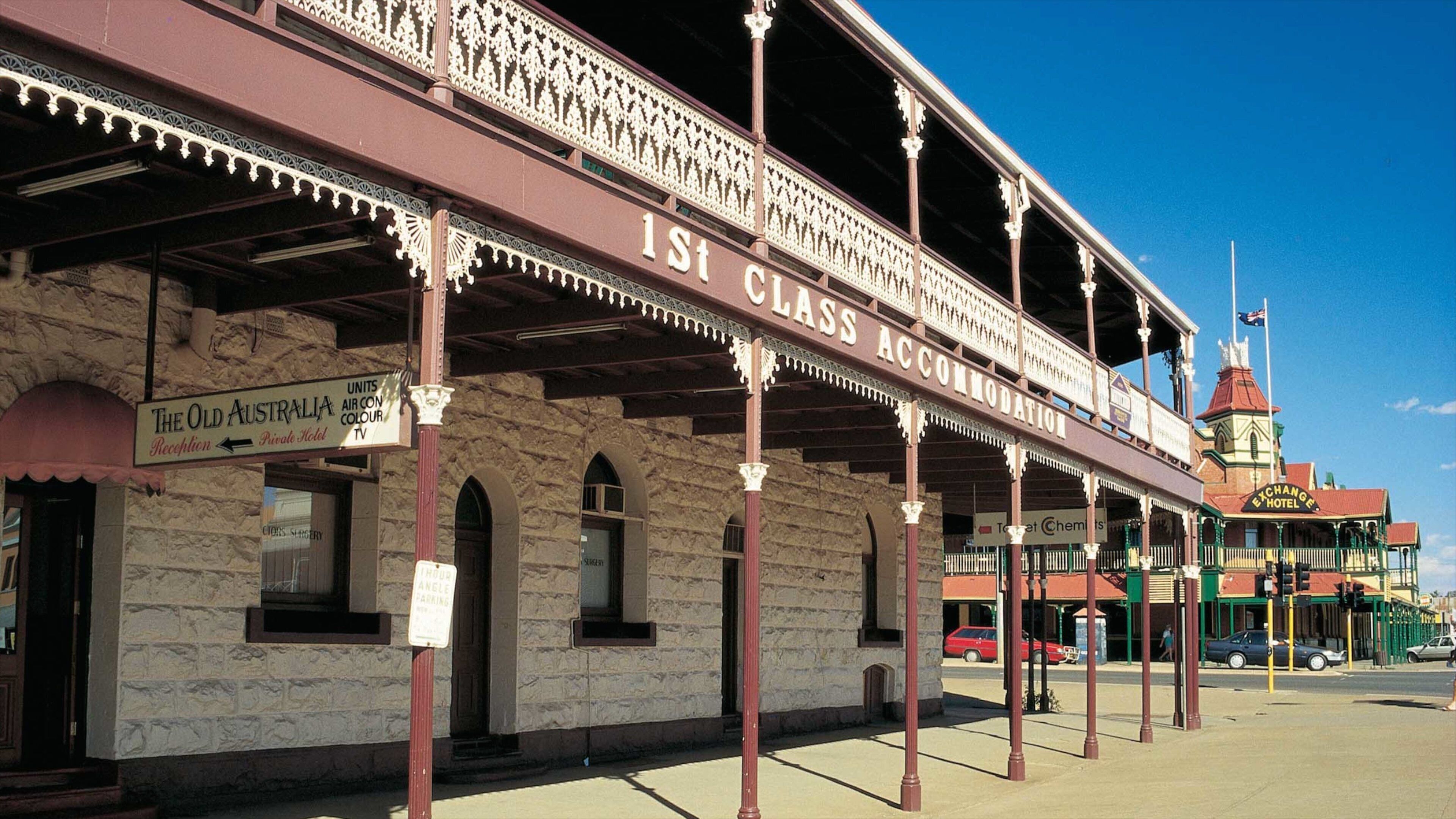 Kalgoorlie - Boulder showing street scenes, heritage architecture and a hotel