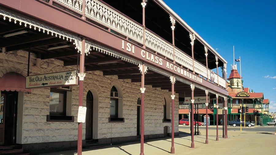 Kalgoorlie - Boulder showing street scenes, heritage architecture and a hotel