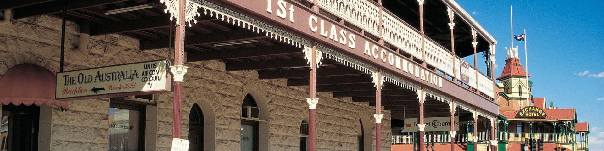Kalgoorlie - Boulder showing street scenes, heritage architecture and a hotel