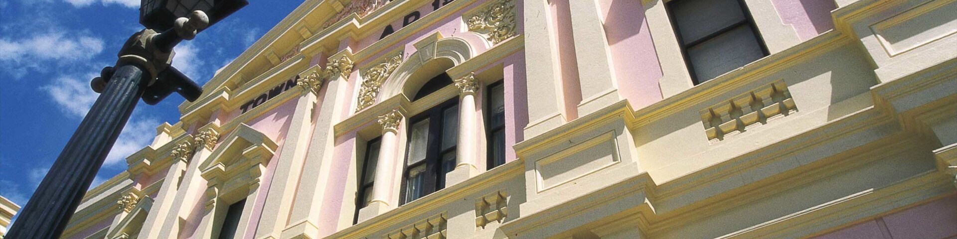 Kalgoorlie - Boulder showing a city