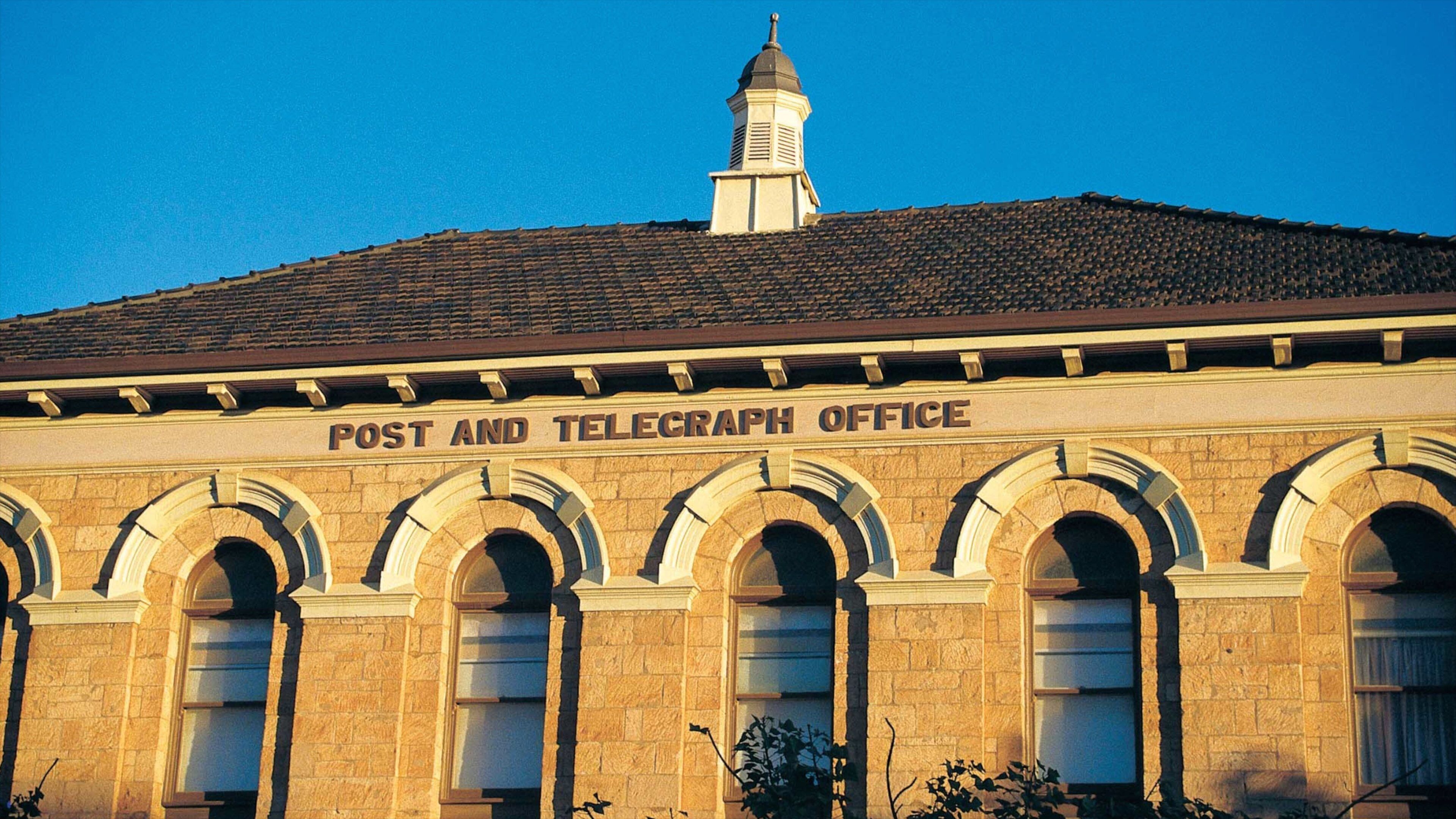 Kalgoorlie - Boulder showing signage and heritage architecture