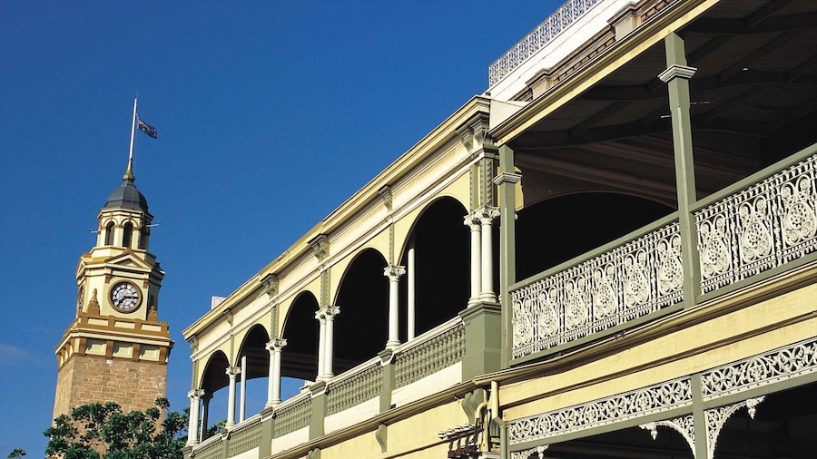 Kalgoorlie - Boulder which includes heritage architecture and a city