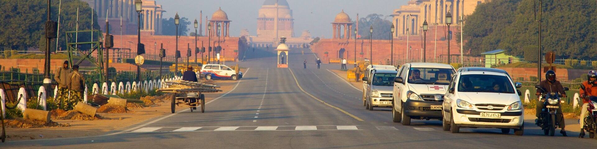 Delhi showing street scenes, a castle and heritage architecture
