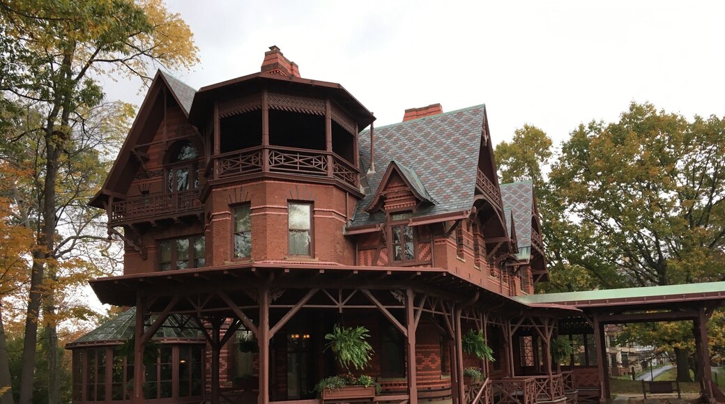 Had a wonderful visit at the Mark Twain House and Museum in Hartford, Connecticut.
It is the only private residence decorating Louis Comfort Tiffany. Twain wrote Tom Sawyer and Huckleberry Finn in upstairs Billiard Room. Twain's writings captivated the American public attention for several decades and his writings are great representation of issues in America in post Civil War to early 20th century.