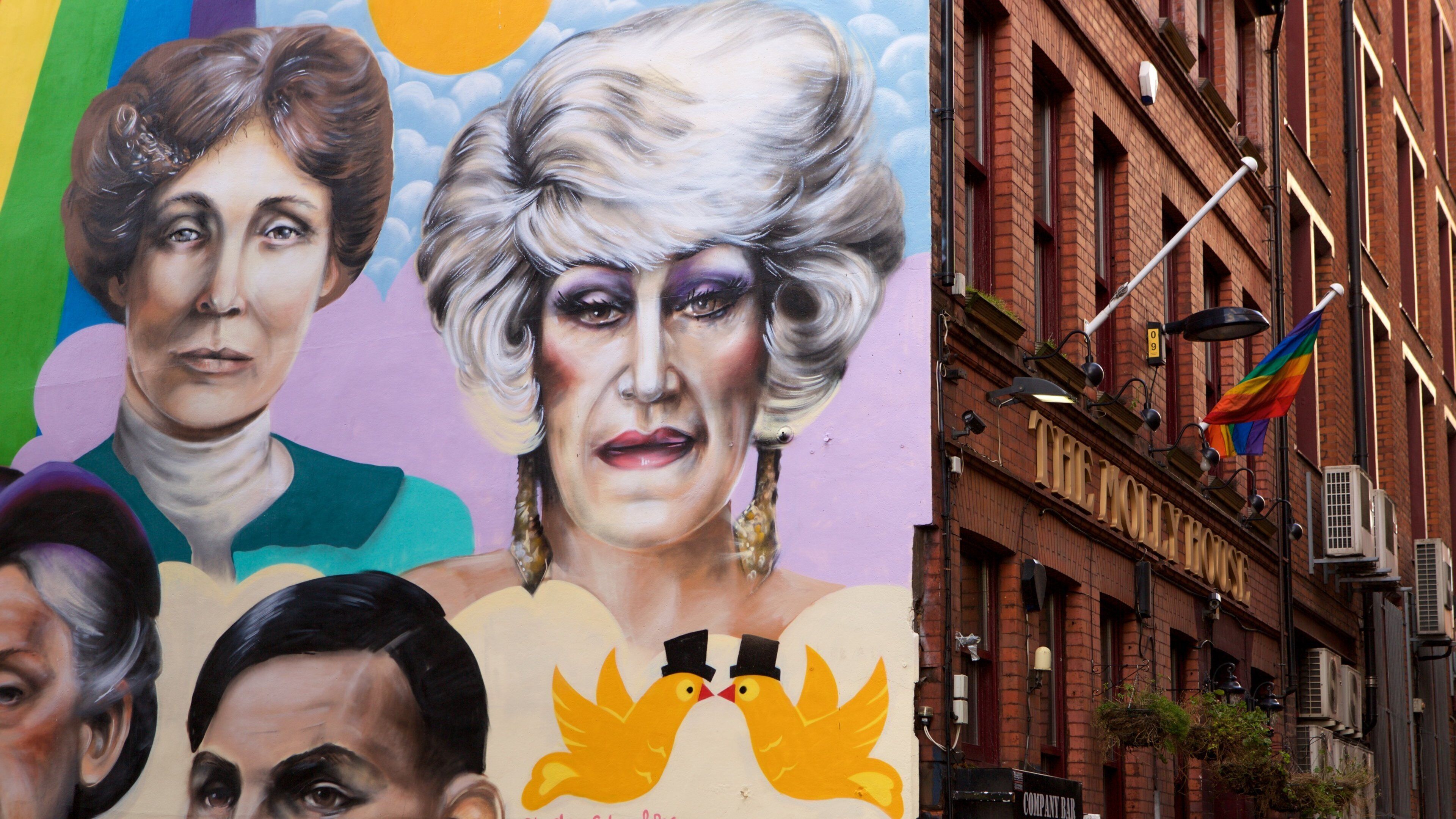 Manchester which includes outdoor art