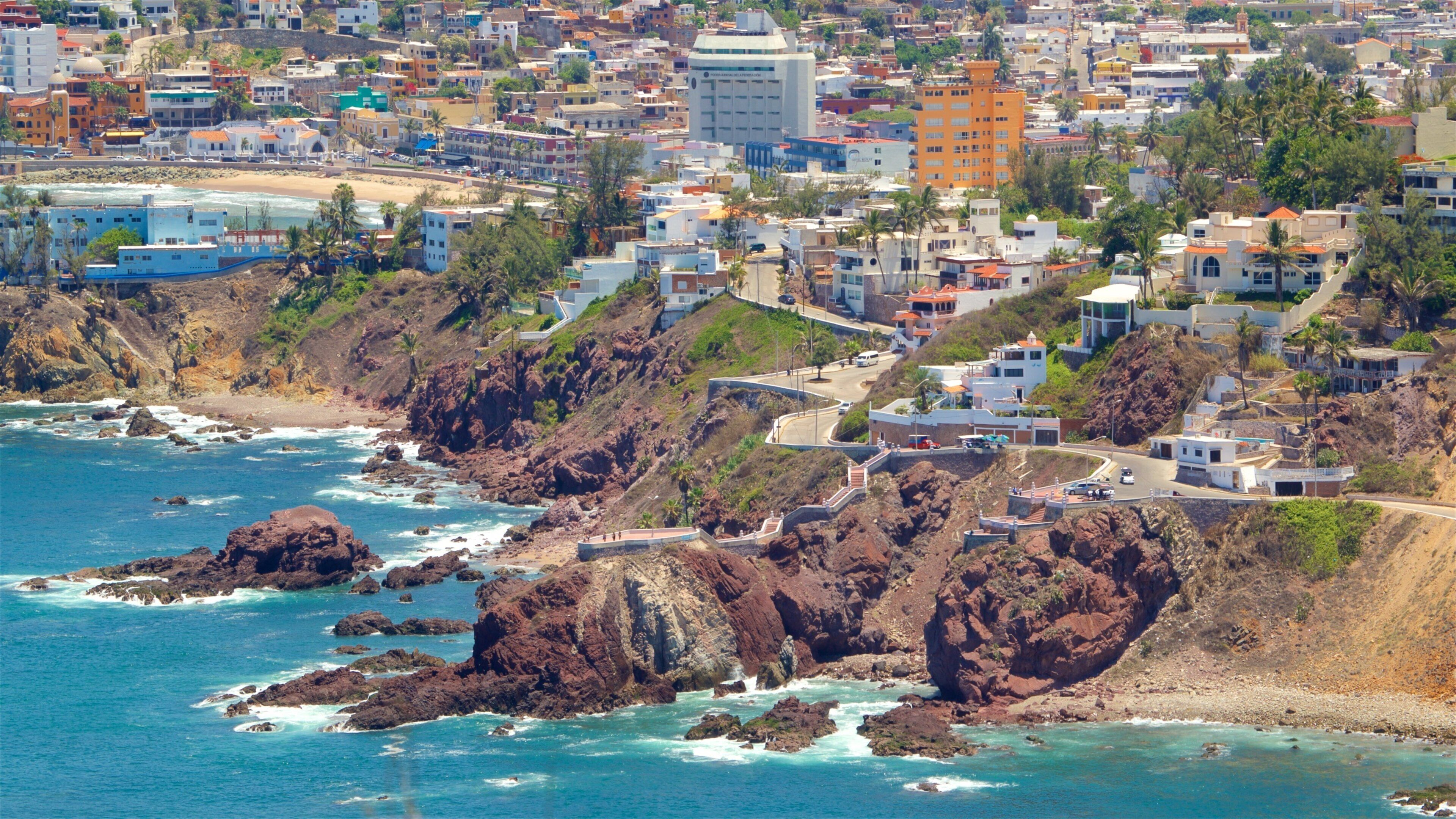 Mazatlan som inkluderer landskap, by og stenete kystlinje