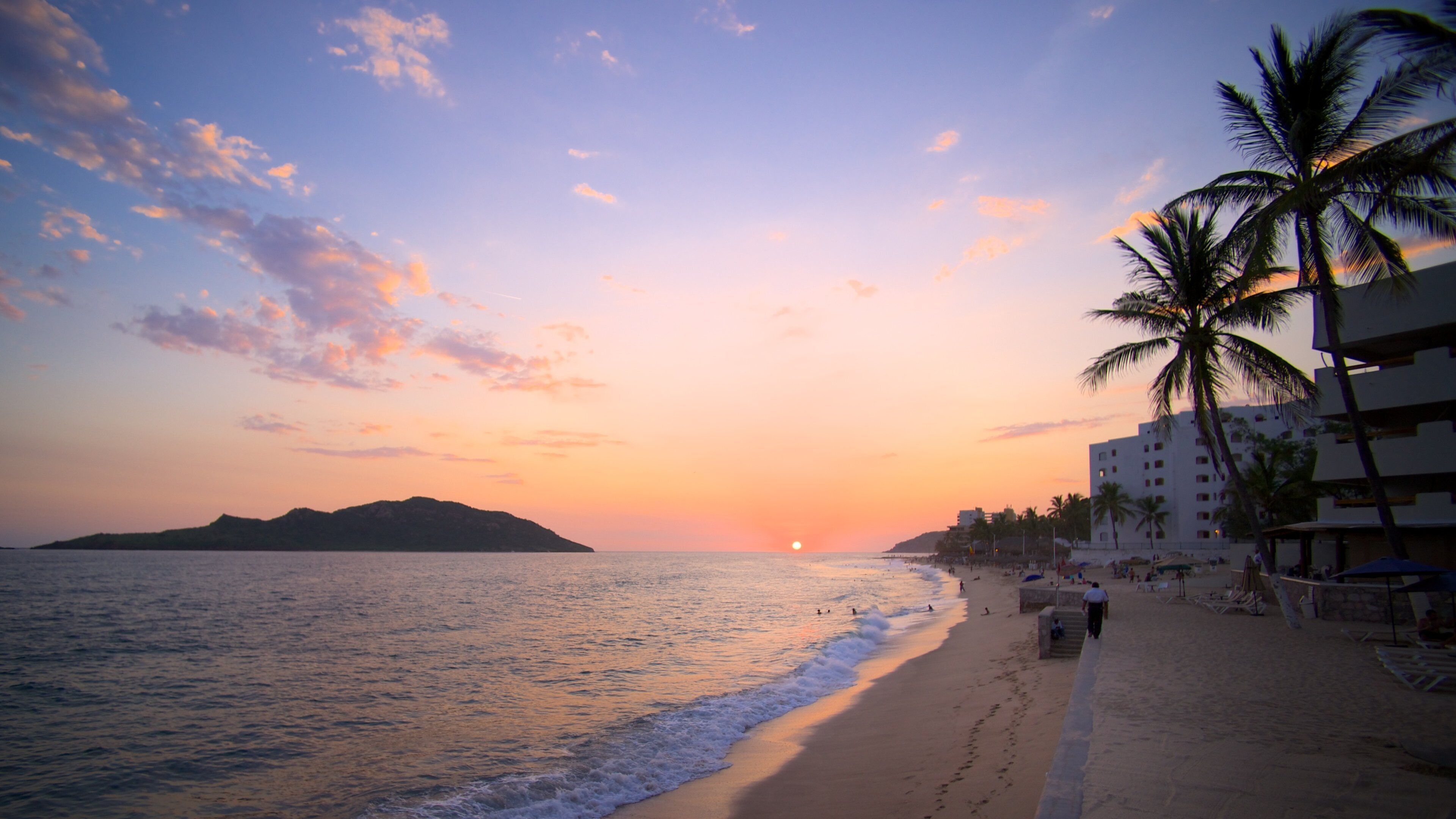 Mazatlan fasiliteter samt kystby, solnedgang og strand