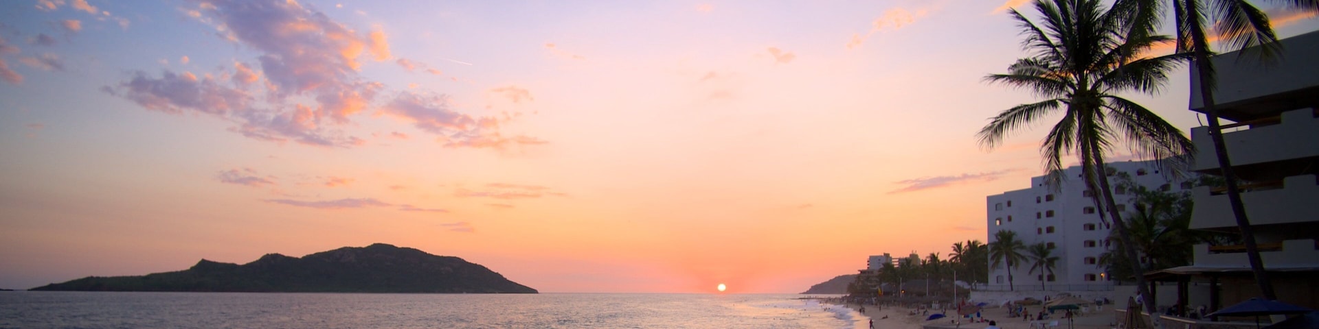 MazatlĂĄn mit einem Strand, KĂŒstenort und Sonnenuntergang