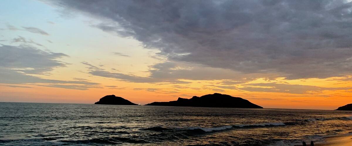 Walking through the “malecon” al 7 pm will give you an amazing sunset to enjoy. #sunset #nature #beach #mexico #mazatlan #sinaloa