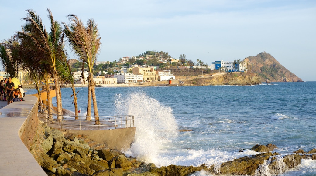 Mazatlán que incluye una ciudad costera, vista y costa escarpada